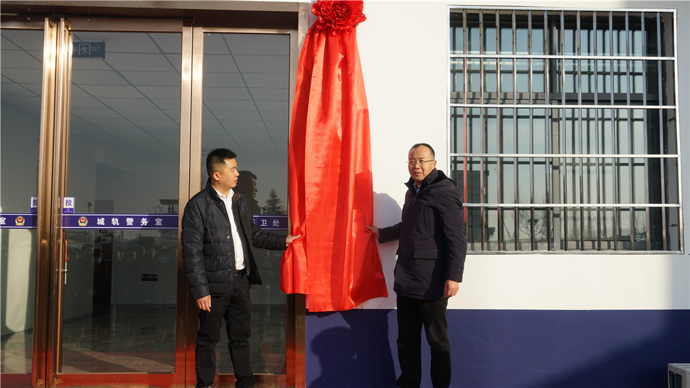 1610002496724029535.png 2于校长、周书记揭牌.png