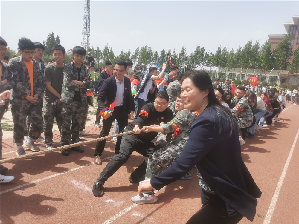 3.工会主席、副校长张爱云为人工智能系参赛队加油助威.jpg