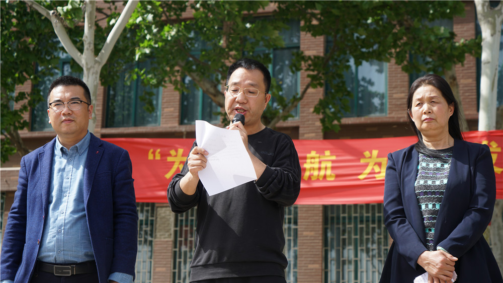 12.副校长陈景国宣布比赛成绩.jpg