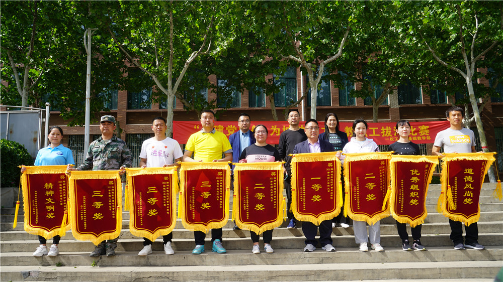 14.校领导与获奖参赛队合影留念.jpg